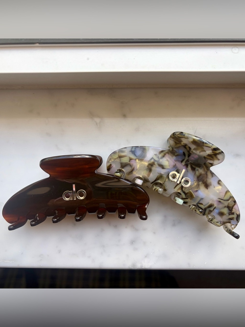 ALO 90’s Claw Clip - SET OF 2 - Brown Tortoise & Rum Cake